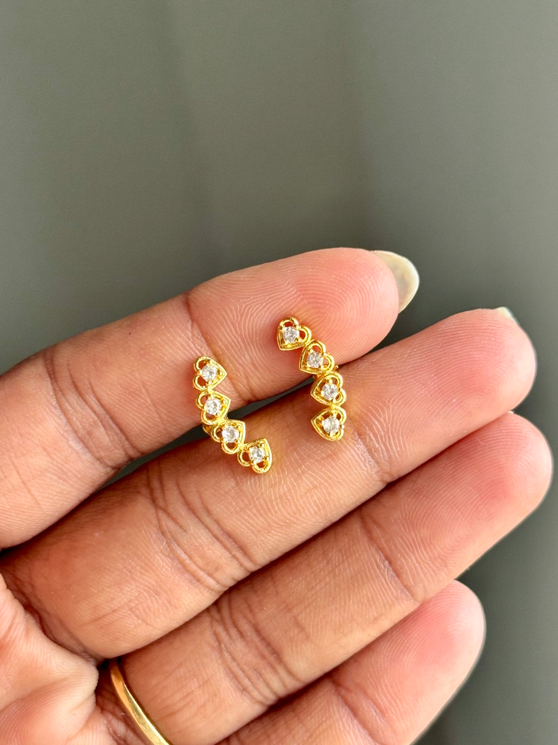 Pretty Love Curved Ear studs, gold-tone heart-shaped crystal ear studs